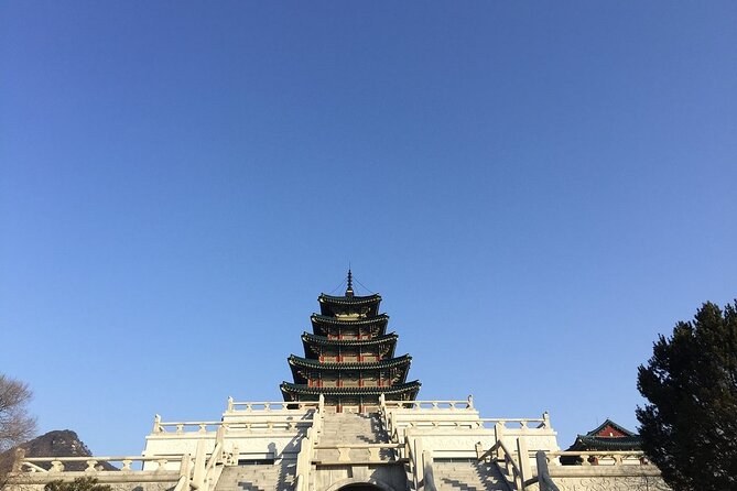 The gate at the entrance to Gyeongbokgung Palace, seen head-on across the courtyard